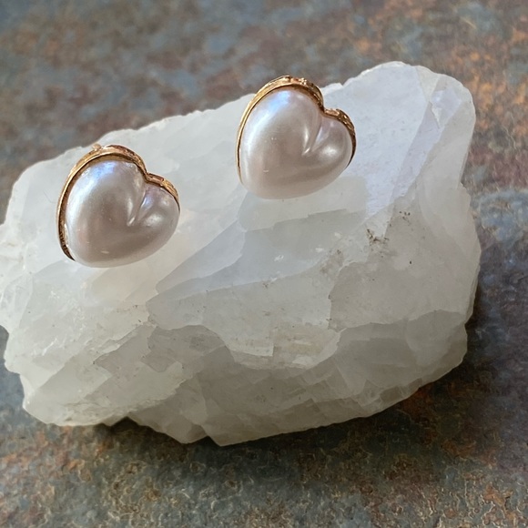 ๐Sale ๐2 for $10 NWOT pearl look hearts in gold (color) setting post earrings - Picture 3 of 5
